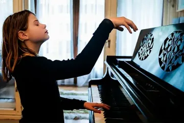 Мери, родена с пълна глухота, свири на пиано и има 30 награди