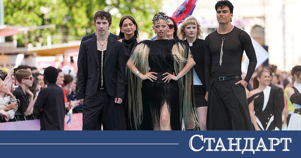 Дара скъсала роклята си минути преди да излезе на червения килим