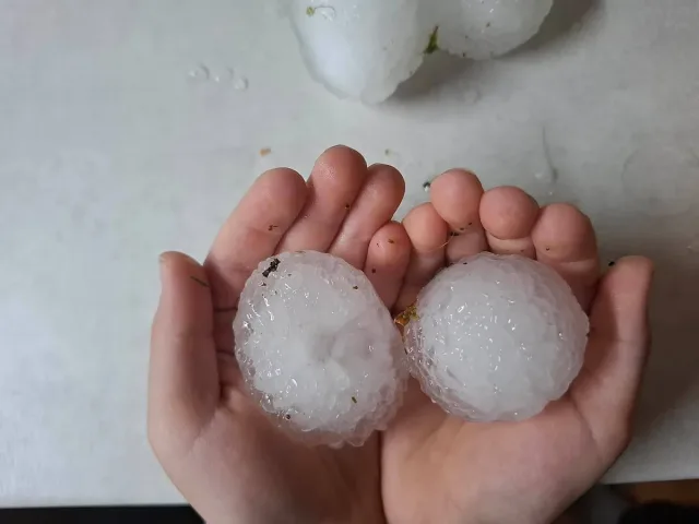 Градушка колкото яйце покоси наш град /СНИМКИ/