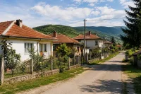 Имотен бисер до София. Евтини къщи в разкошно село