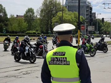 Мотористи блокират пътища и магистрали в цялата страна