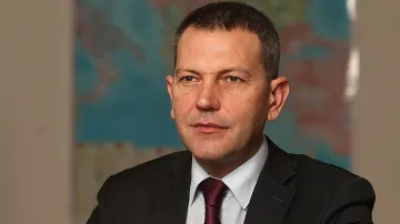 Суперспец влиза в екипа на Радев