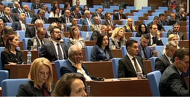 Известен депутат на Радев горд с най-красивата абитуриентка (СНИМКИ)