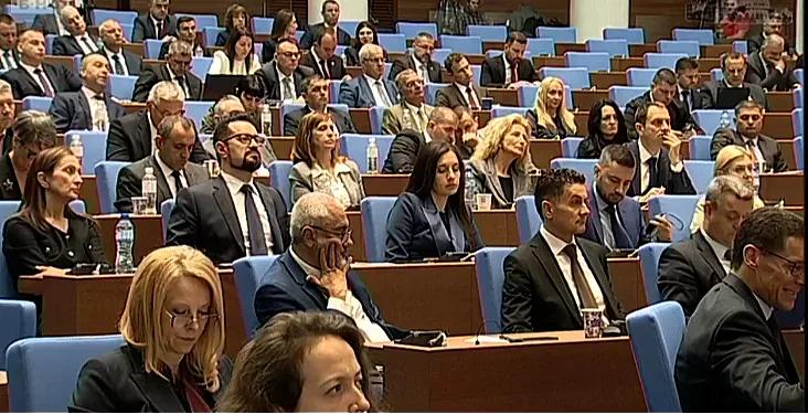 Известен депутат на Радев горд с най-красивата абитуриентка (СНИМКИ)