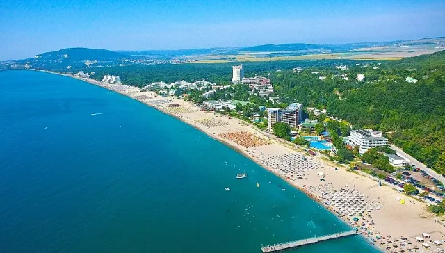 Седмица на морето гълта една заплата само за нощувките