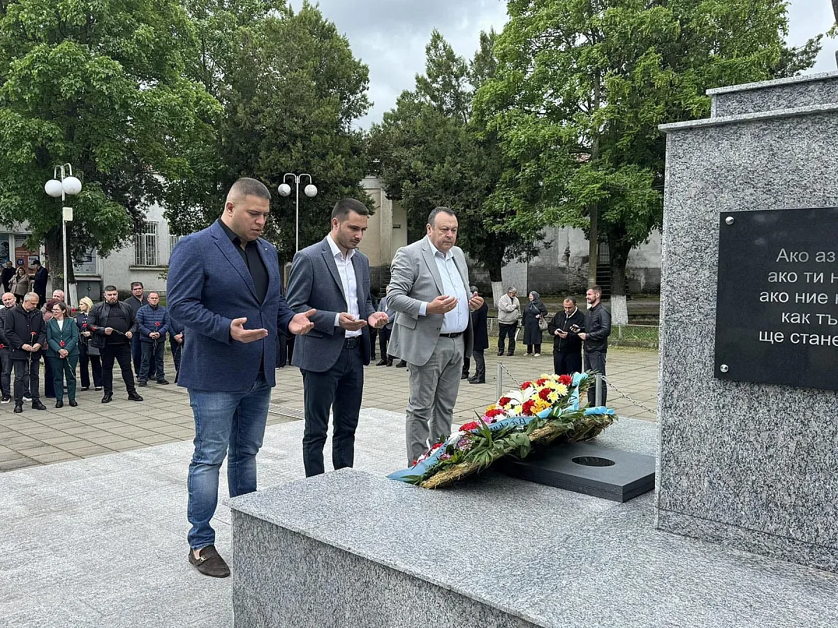 ДПС почете героите на демокрацията