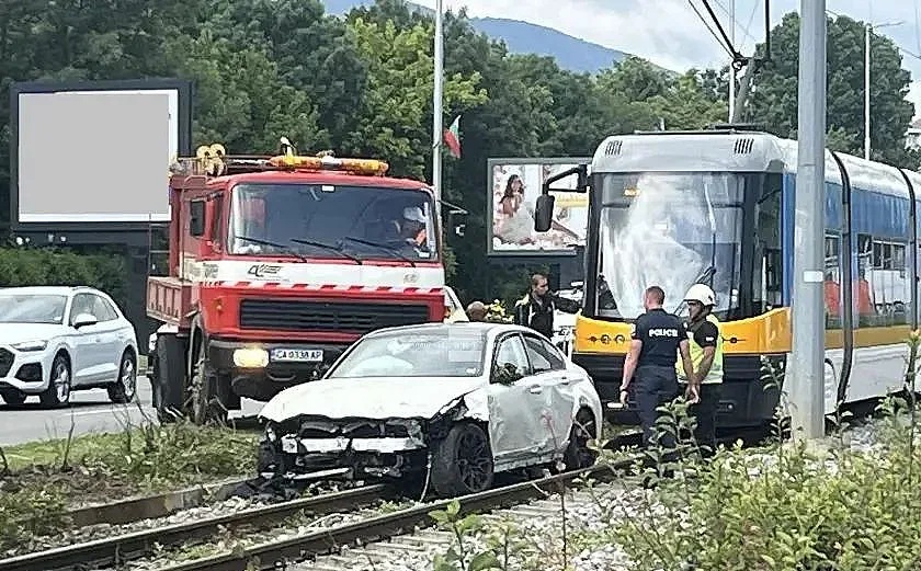 Автомобил яхна трамвайните релси на бул. България