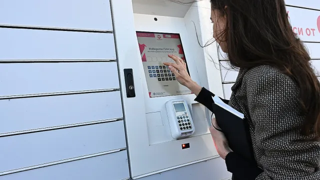 Революция с пратките. Локъри превземат страната