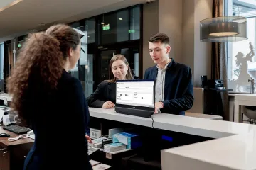 Philips пусна първия самостоятелен двустранен монитор