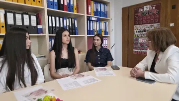 Кметът Галина Стоянова връчи стипендии на Цариците на Розата за 2026 г.  