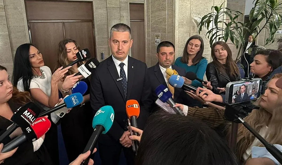 "Възраждане" с два референдума за бежанските лагери