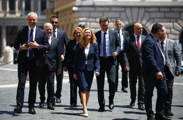 Шефката на парламента и депутати влизат на аудиенция при Папа Лъв XIV