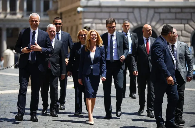 Шефката на парламента и депутати влизат на аудиенция при Папа Лъв XIV