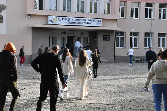 Над 24 000 зрелостници пишат днес втората задължителна матура