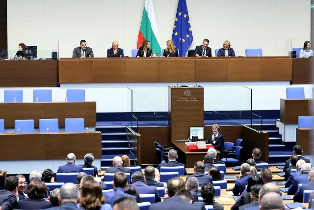 Парламентът върна антикорупционната комисия под натиска на Брюксел