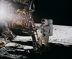 Мистерия. Какво са видяли астронавтите от Аполо-12