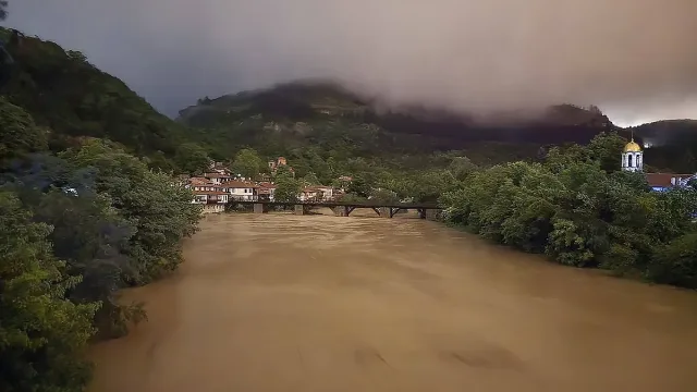 България под вода! Янтра заля квартали, отнесени са коли 