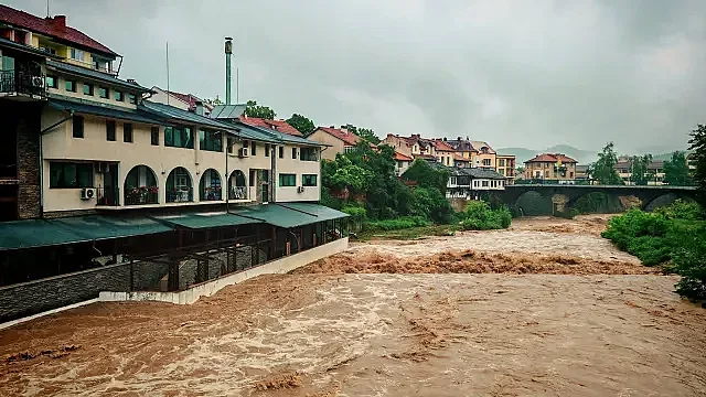 България под вода! Янтра заля квартали, коли полетяха