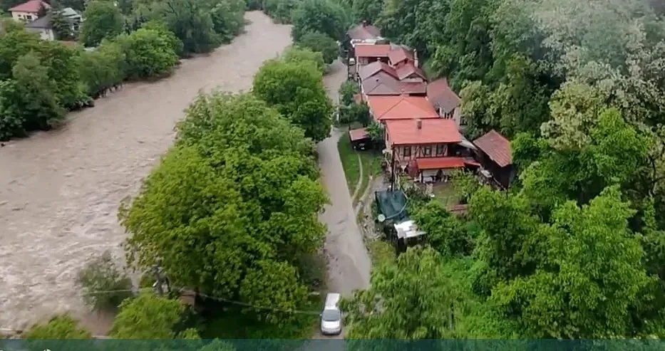 Ад в Севлиево. Колите са под водата ОБНОВЕНА