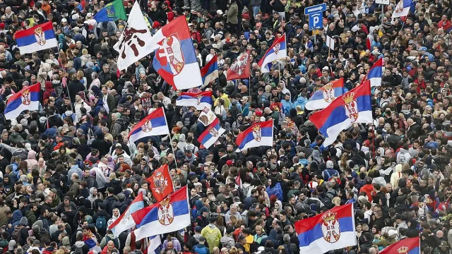 Сърбия ври и кипи! Хиляди към Белград, Вучич блокира пътища