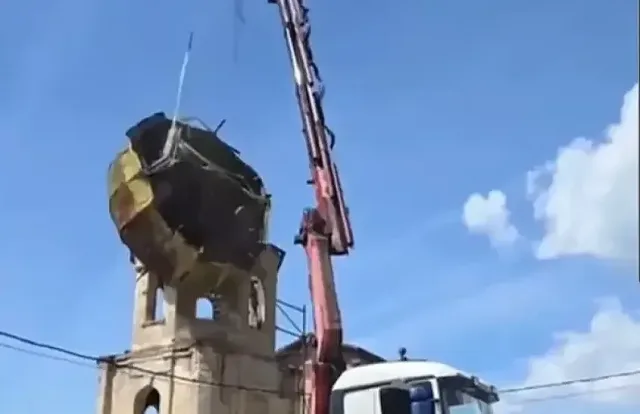Лоша поличба! Кран изпусна купола на църква (ВИДЕО)