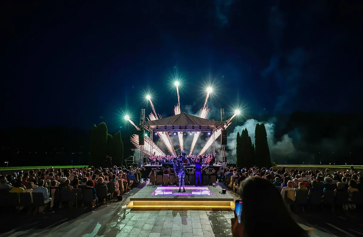 Световни солисти очароват публиката на Pravets Art Nights 2024