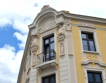 Поредна стара сграда в Бургас грейна след реставрация