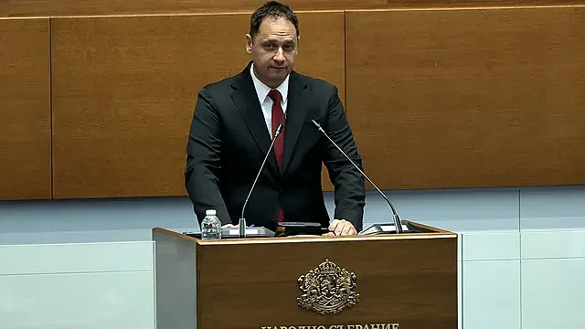 Хората на Радев с извънреден ход! Депутатските заплати във фризера