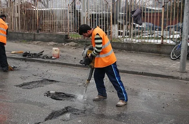 Столичани сами си кърпят дупките на пътя