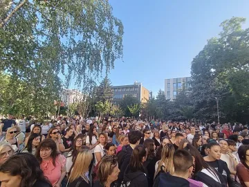 "Върху дъщеря ми е имало насилие": Бащата на Ивана със снимки