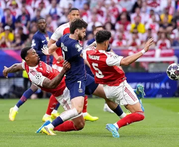 Страшна драма на финала на Шампионска лига! Звучи Марсилезата