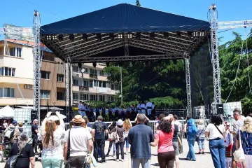 Казанлък вече има една от най-модерните мобилни сцени в България