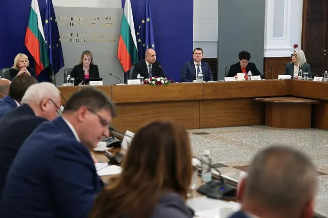 Радев очерта нов курс за регионите
