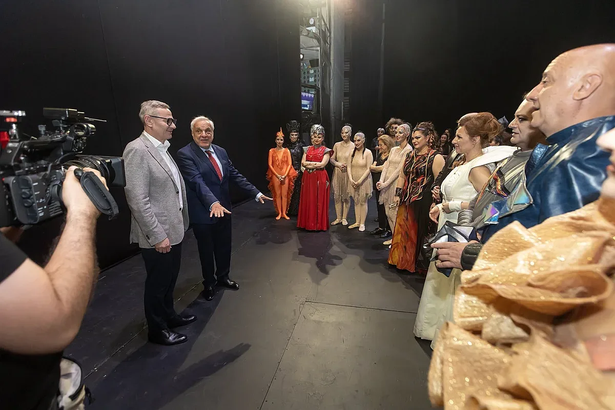 След цели 6 часа в Операта: Културният елит го коронова за министър
