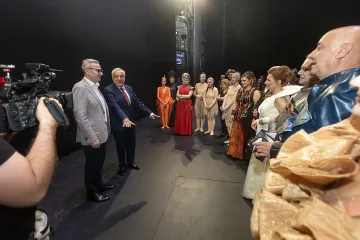 След цели 6 часа в Операта: Културният елит го коронова за министър