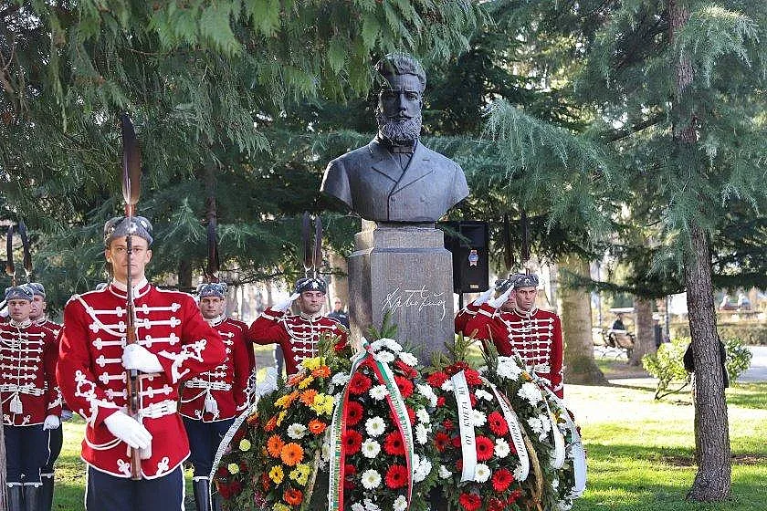 В 12:00 часа България замлъква