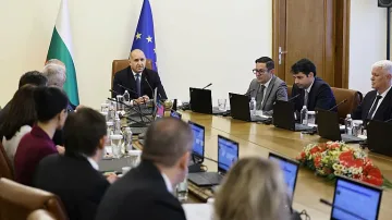 Радев вади на светло безсрамни заплати