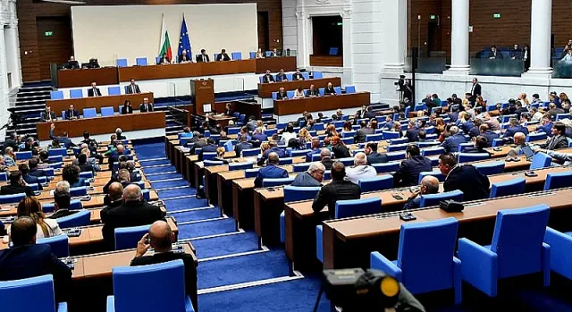 Край! Хората на Радев отрязаха парите на партиите