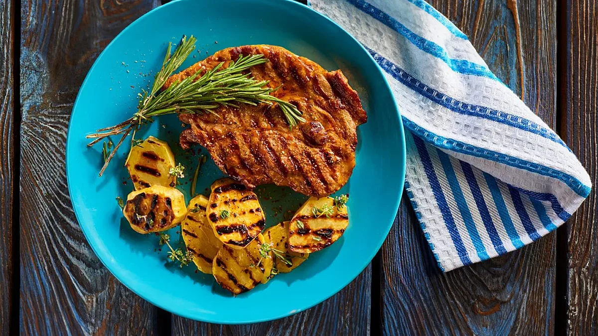 Лесна рецепта за грилован свински врат с печени картофи на грил