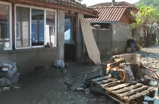 Село Тича започва тежкото почистване след водния удар на Камчия