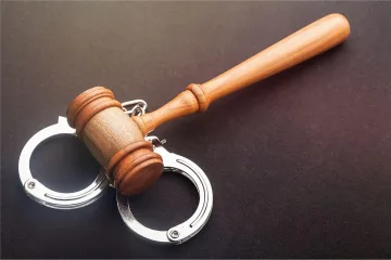Арестуваха съдебен заседател, завлякъл хора със 100 000 евро ОБНОВЕНА