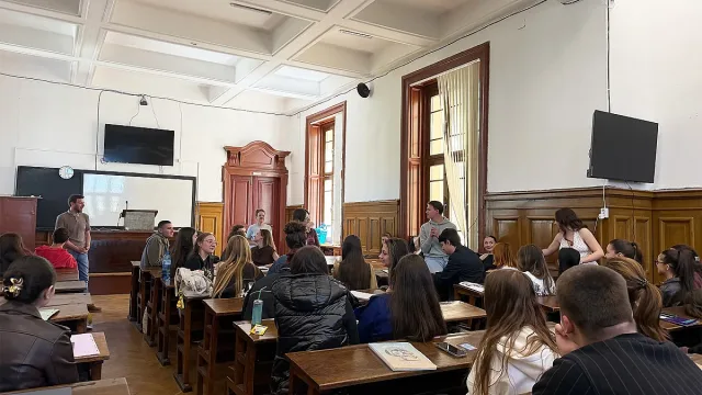 Журналисти срещу тролове: как студенти се учат да разпознават фалшиви новини с ролева игра