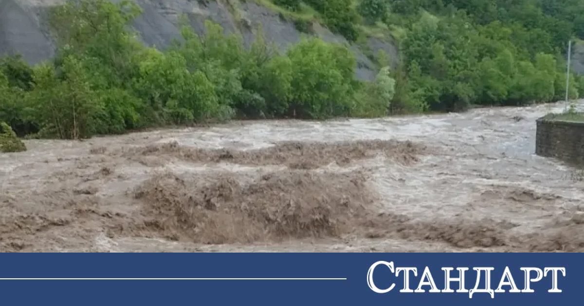 Ад! 7-метрова преливна вълна помете села, хората - по телените мрежи