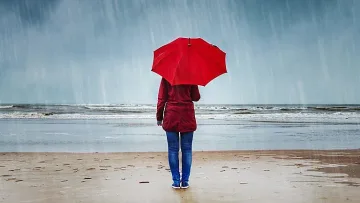 На морето да вадят чадърите. Но не плажните