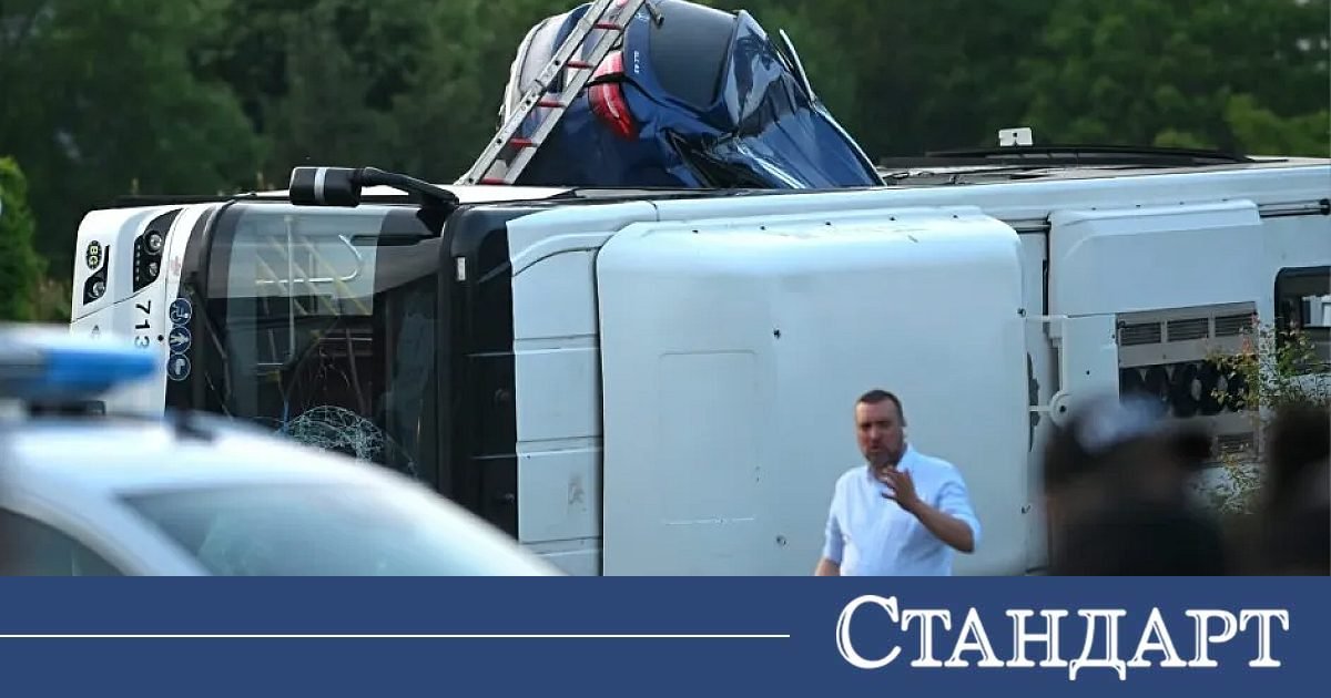 Скандално! Виктор и Васил, които се врязаха в авто