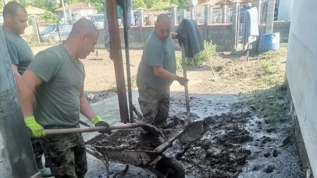 Армията продължава да помага за преодоляване на последствията от наводненията в област Сливен