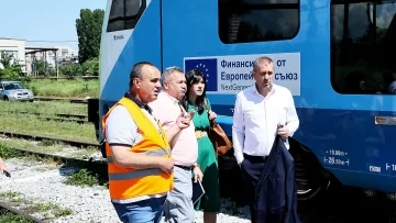 Министър Пеев: Условията за работа в железопътните депа са отчайващи