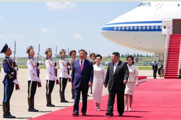 Ким посрещна Си като император ВИДЕО
