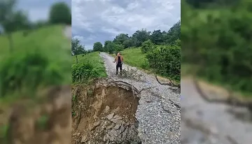 Пороите отнесоха път, село с 15 души обяви бедствие