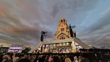 8000 пяха с Лили, Боно от U2 честити 25 години "БГ радио"